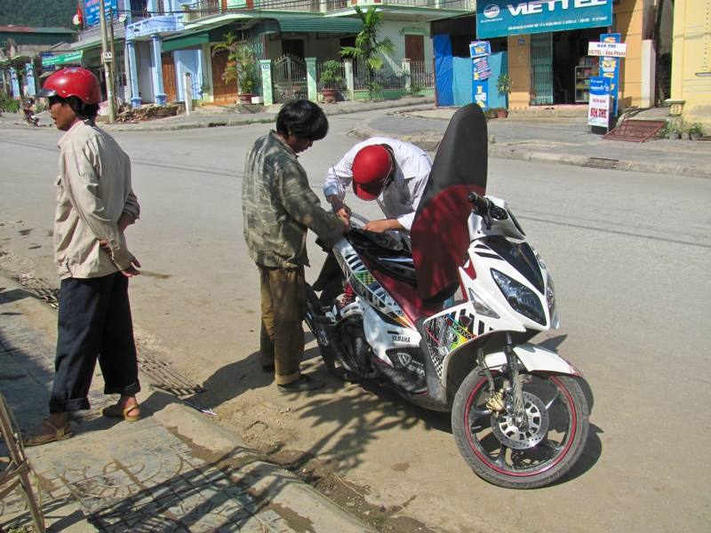 Вьетнамцы чинят мотоцикл