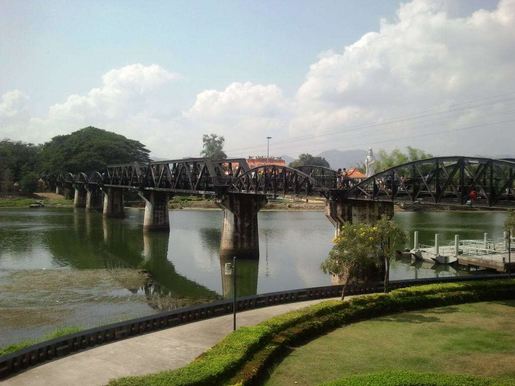 Живописный мост через реку Квай в Таиланде