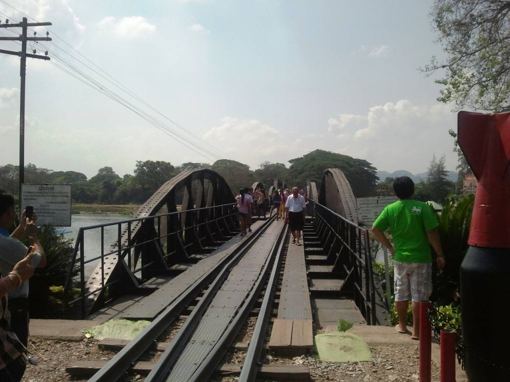 Мост через реку Квай туристы